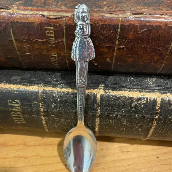 Collectible Set of Dionne Quintuplets Spoons - Picture 3 of 14